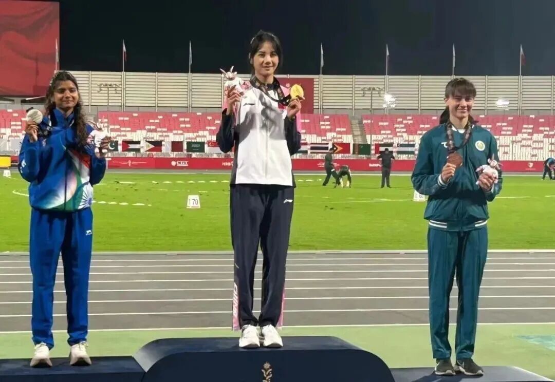 江西16岁小将张可依，100米栏13.51秒破纪录夺冠！-体育频道